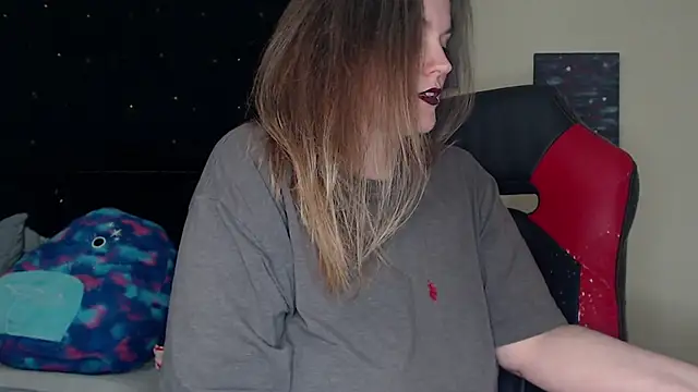 ToxicLilly online show from January 8, 12:15 pm