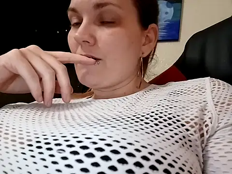 ToxicLilly online show from March 12, 10:05 am