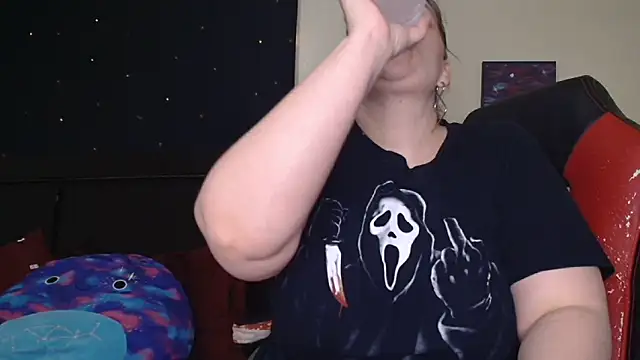 ToxicLilly online show from October 31, 8:26 am