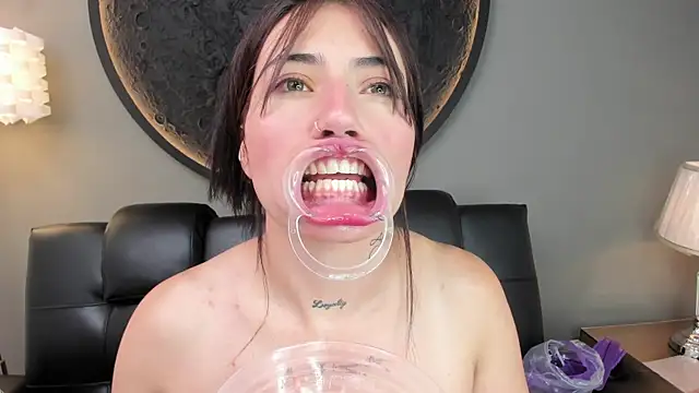 Snapshot of miss_sharlotte18 chatting on January 25, 6:23 am miss sharlotte18 online show from January 25, 6:23 am