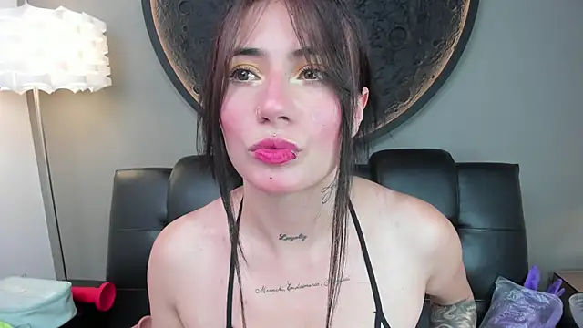 Snapshot of miss_sharlotte18 chatting on February 5, 6:04 pm miss sharlotte18 online show from February 5, 6:04 pm