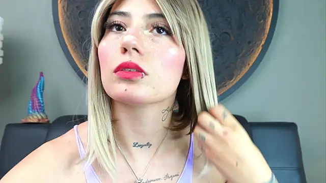 Snapshot of miss_sharlotte18 chatting on November 6, 6:09 pm miss sharlotte18 online show from November 6, 6:09 pm