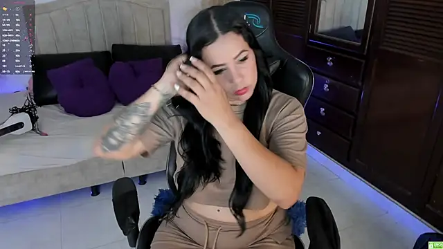 Bianka olivetto021 online show from December 17, 2:39 am