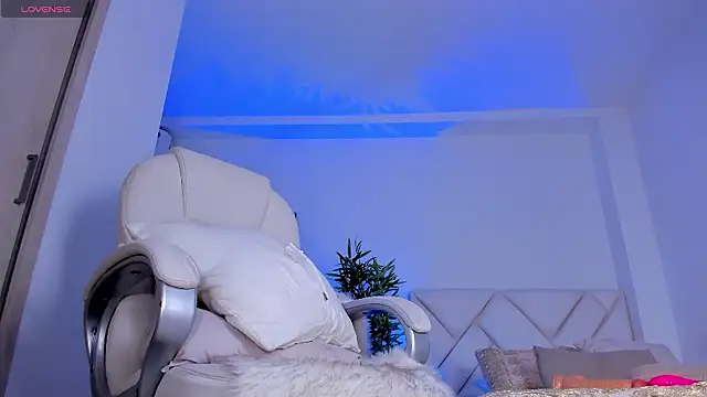 NiaBennet  online show from December 6, 1:51 am