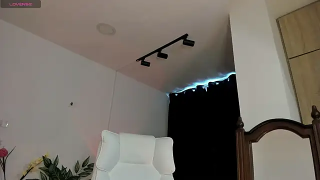 Snapshot of Silvanna-Moree chatting on July 28, 6:20 pm Silvanna-Moree online show from July 28, 6:20 pm
