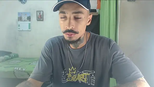 Snapshot of emiliano_hottt chatting on June 10, 12:26 pm emiliano hottt online show from June 10, 12:26 pm