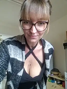 Snapshot of MissMialicious chatting on February 28, 11:03 am MissMialicious online show from February 28, 11:03 am