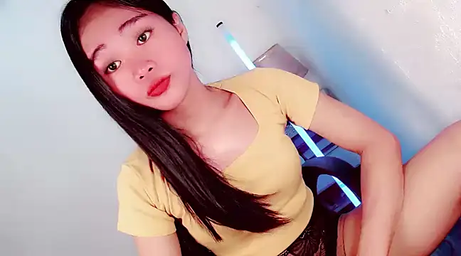 Snapshot of amomentoflust69 chatting on December 22, 12:05 pm amomentoflust69 online show from December 22, 12:05 pm