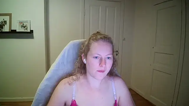 Girlnina-1995 online show from October 13, 8:20 pm