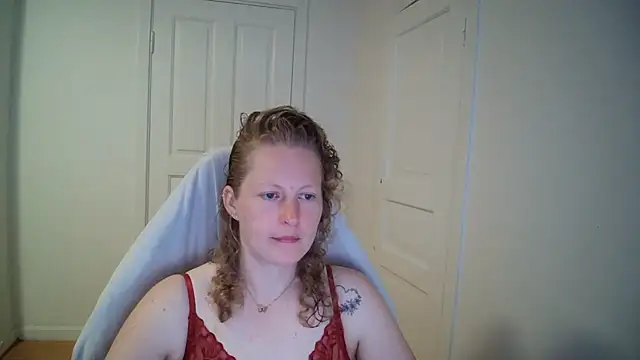 Snapshot of Girlnina-1995 chatting on May 21, 10:44 am Girlnina-1995 online show from May 21, 10:44 am