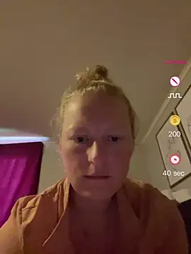 Snapshot of Girlnina-1995 chatting on June 15, 4:31 pm Girlnina-1995 online show from June 15, 4:31 pm