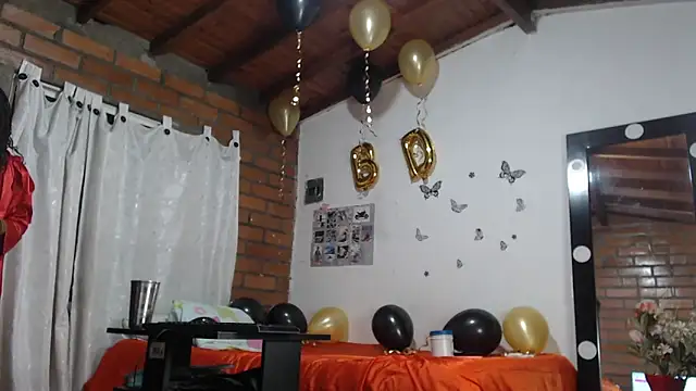 Snapshot of Bigassmommy_x chatting on March 9, 2:07 am Bigassmommy x online show from March 9, 2:07 am