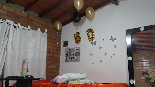 Snapshot of Bigassmommy_x chatting on March 11, 8:20 am Bigassmommy x online show from March 11, 8:20 am