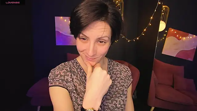 LorenDaze online show from February 7, 2:04 pm