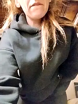 eatmeplease44 online show from March 8, 9:18 pm