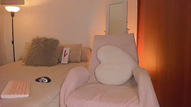 whitneyhot online show from April 17, 11:35 am