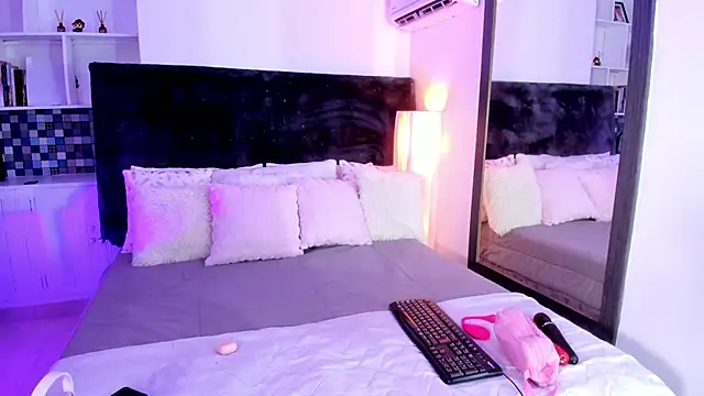 Karlagonzales  online show from June 16, 6:32 pm