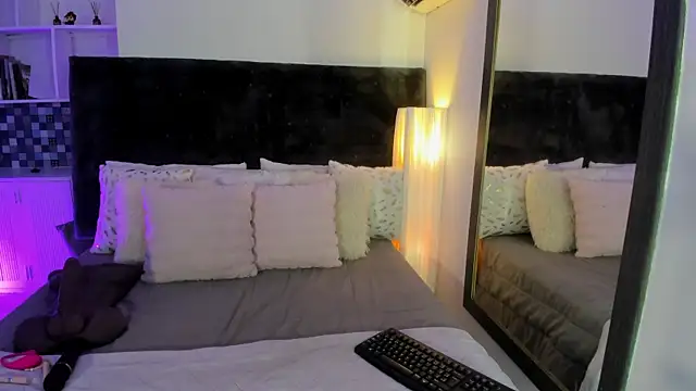 Snapshot of Karlagonzales_ chatting on July 2, 6:58 pm Karlagonzales online show from July 2, 6:58 pm