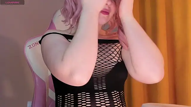 Snapshot of SueNiceeeee chatting on November 11, 1:16 am SueNiceeeee online show from November 11, 1:16 am