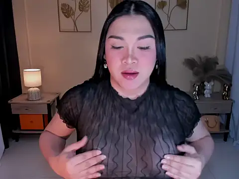 Snapshot of MaxeneCullens chatting on December 20, 5:25 am MaxeneCullens online show from December 20, 5:25 am