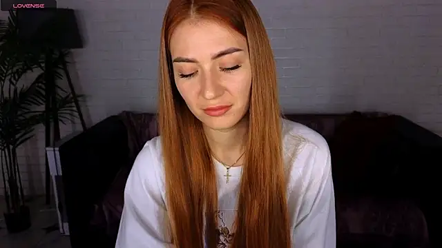 Snapshot of Adelyna_Bird chatting on December 6, 7:32 am Adelyna Bird online show from December 6, 7:32 am