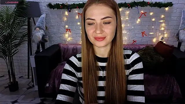 Snapshot of Adelyna_Bird chatting on December 22, 7:22 am Adelyna Bird online show from December 22, 7:22 am