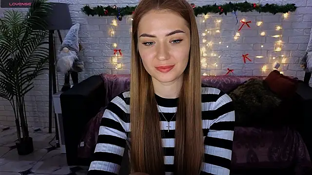 Snapshot of Adelyna_Bird chatting on December 22, 10:28 am Adelyna Bird online show from December 22, 10:28 am