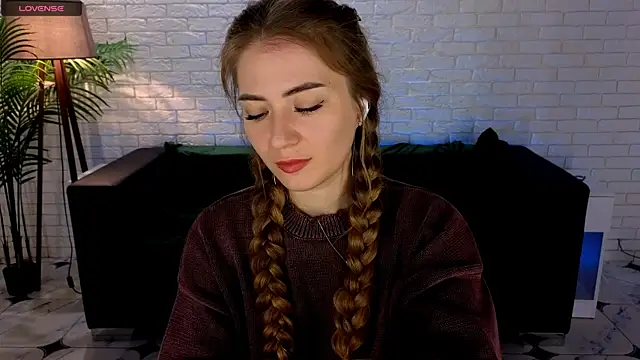 Snapshot of Adelyna_Bird chatting on March 17, 7:35 am Adelyna Bird online show from March 17, 7:35 am