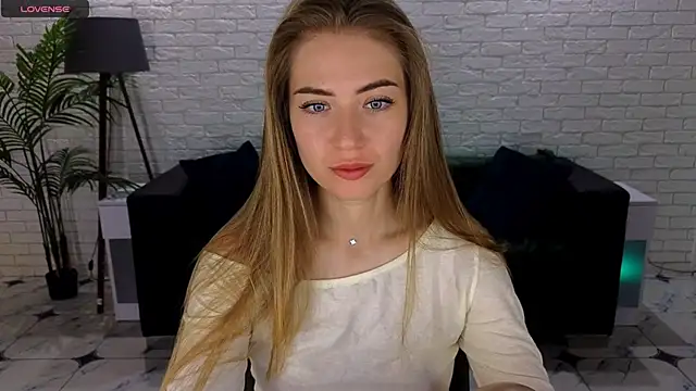 Snapshot of Adelyna_Bird chatting on September 16, 6:14 am Adelyna Bird online show from September 16, 6:14 am