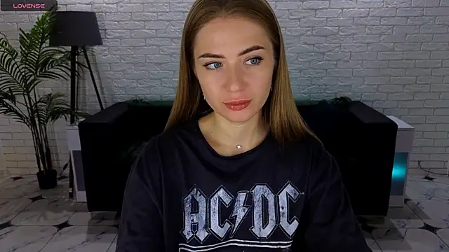 Snapshot of Adelyna_Bird chatting on September 18, 6:15 am Adelyna Bird online show from September 18, 6:15 am