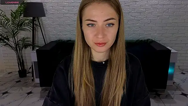 Snapshot of Adelyna_Bird chatting on September 21, 6:37 am Adelyna Bird online show from September 21, 6:37 am