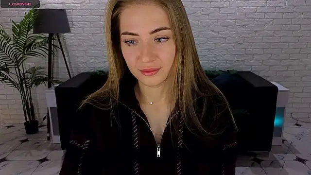 Snapshot of Adelyna_Bird chatting on September 26, 6:17 am Adelyna Bird online show from September 26, 6:17 am