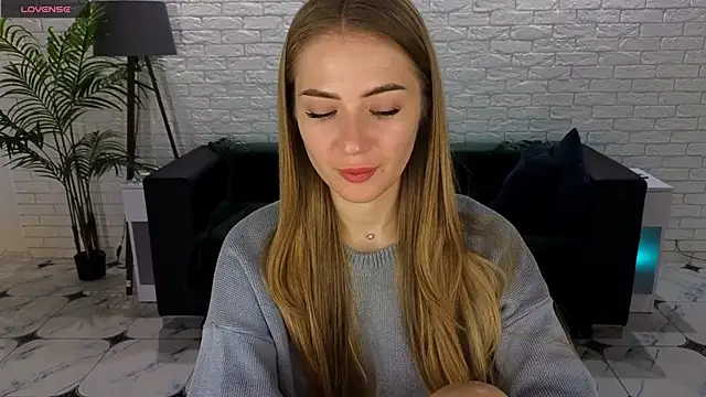 Snapshot of Adelyna_Bird chatting on September 29, 6:18 am Adelyna Bird online show from September 29, 6:18 am