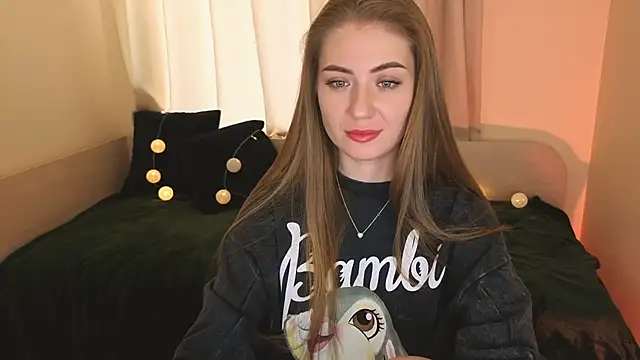 Snapshot of Adelyna_Bird chatting on December 2, 7:36 am Adelyna Bird online show from December 2, 7:36 am