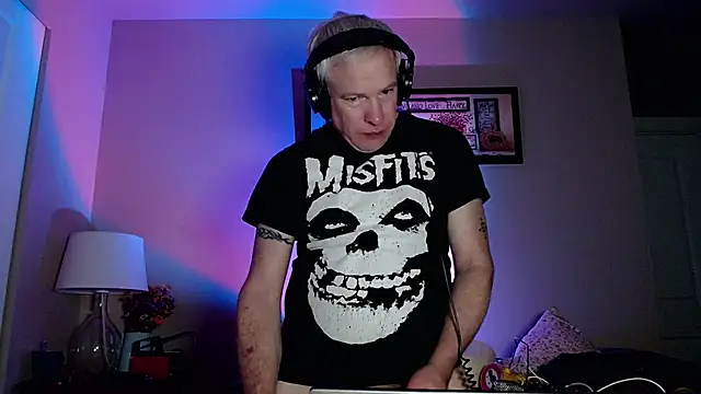 Snarfle82 online show from November 20, 1:11 pm