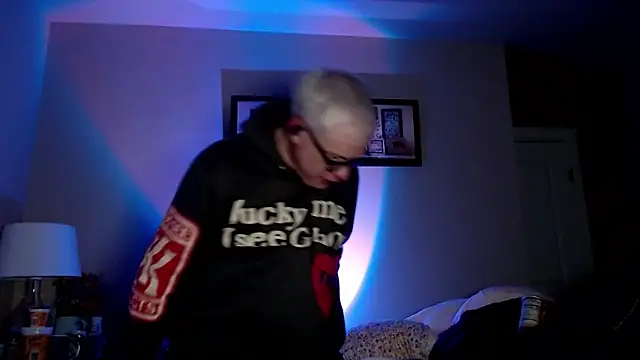 Snarfle82 online show from November 27, 8:38 am