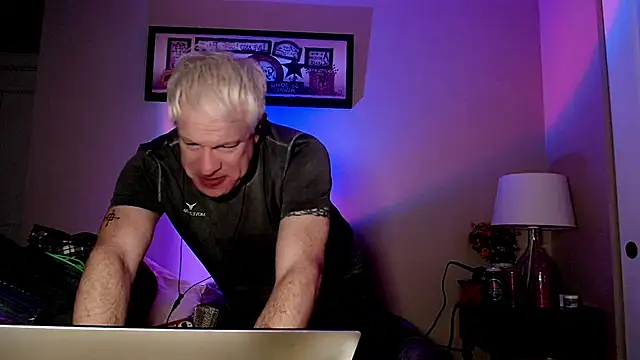 Snarfle82 online show from December 15, 8:51 am