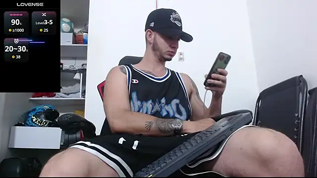 Snapshot of freestyle_blake1 chatting on November 9, 2:04 pm freestyle blake1 online show from November 9, 2:04 pm