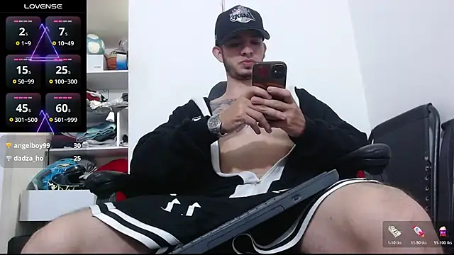 Snapshot of freestyle_blake1 chatting on November 13, 12:26 pm freestyle blake1 online show from November 13, 12:26 pm