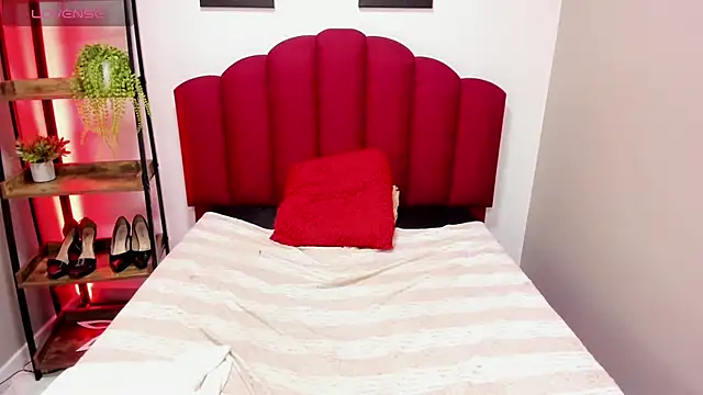 Ashleyyrobert online show from December 13, 6:27 pm