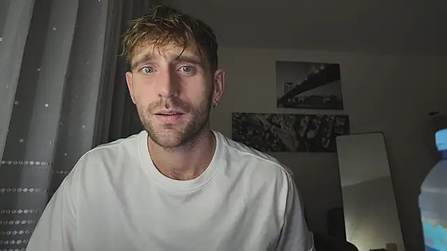 Snapshot of lukegunn chatting on February 4, 11:42 pm lukegunn online show from February 4, 11:42 pm