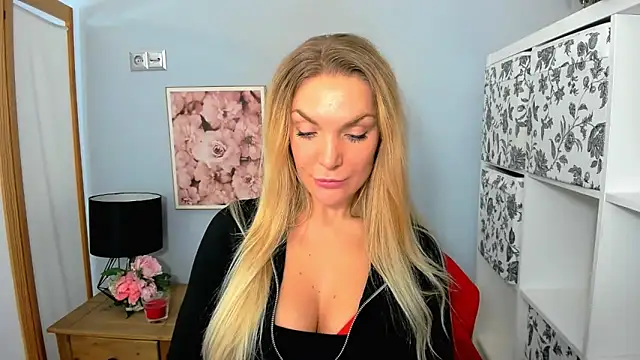 Snapshot of AulloraHoney chatting on December 15, 7:10 pm AulloraHoney online show from December 15, 7:10 pm