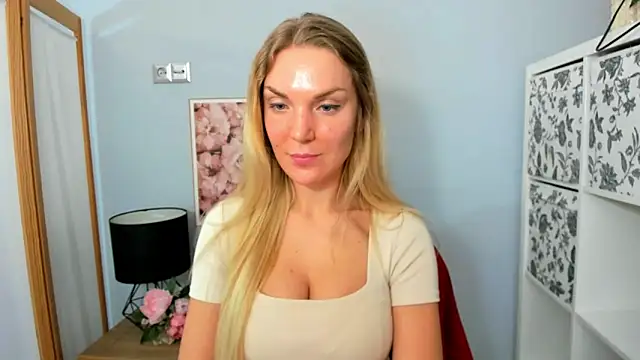 Snapshot of AulloraHoney chatting on February 15, 6:23 pm AulloraHoney online show from February 15, 6:23 pm