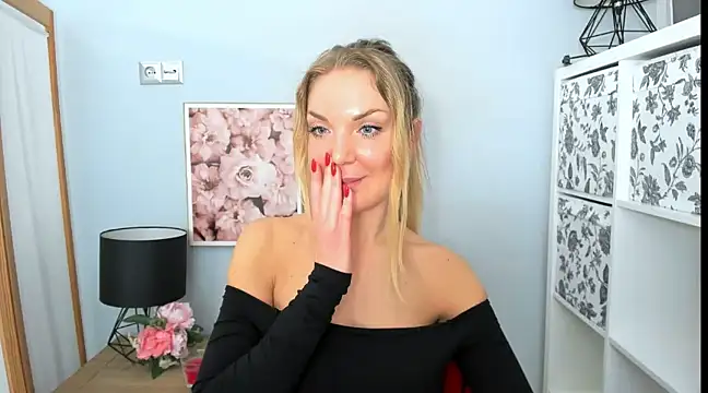 Snapshot of AulloraHoney chatting on February 24, 7:41 pm AulloraHoney online show from February 24, 7:41 pm