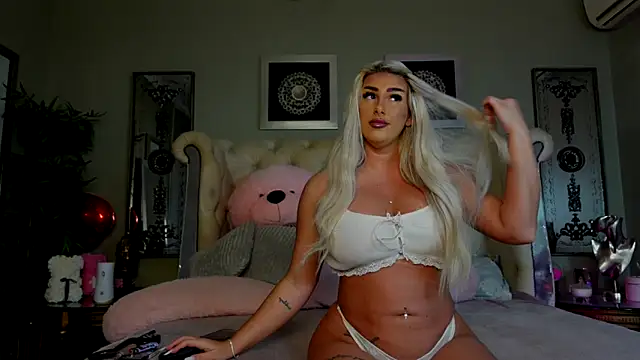 Snapshot of Squirt_Tanya chatting on March 11, 12:44 am Squirt Tanya online show from March 11, 12:44 am