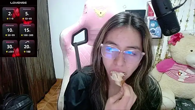 Snapshot of Maggie_Fox3 chatting on March 10, 1:56 am Maggie Fox3 online show from March 10, 1:56 am