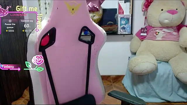 Snapshot of Maggie_Fox3 chatting on September 13, 2:11 am Maggie Fox3 online show from September 13, 2:11 am