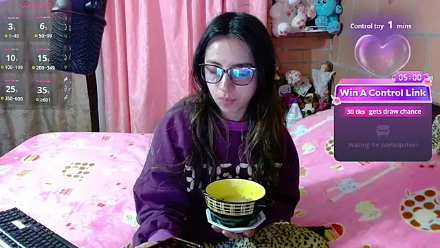 Snapshot of Maggie_Fox3 chatting on April 25, 12:02 am Maggie Fox3 online show from April 25, 12:02 am