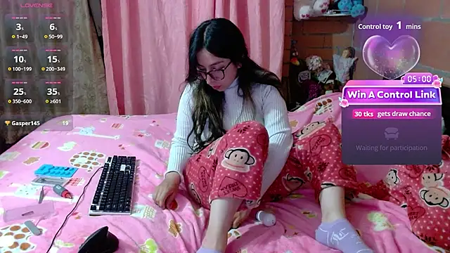 Snapshot of Maggie_Fox3 chatting on April 28, 2:27 am Maggie Fox3 online show from April 28, 2:27 am