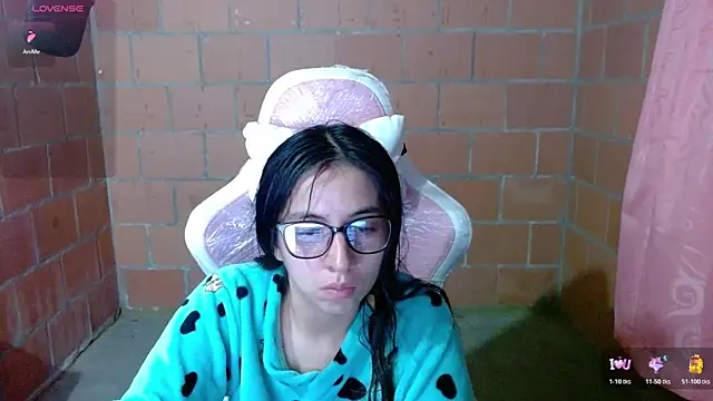 Snapshot of Maggie_Fox3 chatting on May 13, 1:03 am Maggie Fox3 online show from May 13, 1:03 am